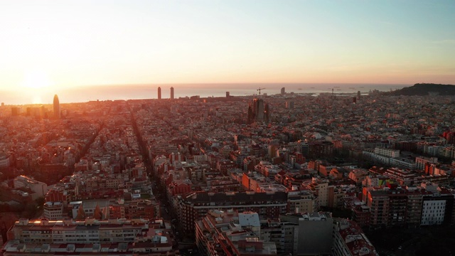 黎明鸟瞰巴塞罗那与美丽的图案在西班牙。视频素材