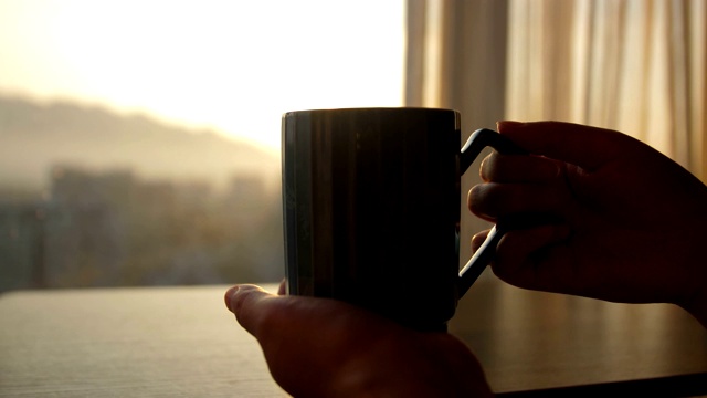 日落享受与一杯咖啡视频素材