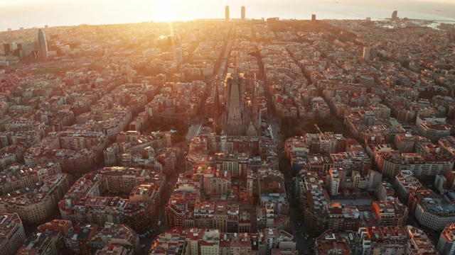 黎明鸟瞰巴塞罗那与美丽的图案在西班牙。视频素材