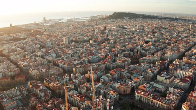 黎明鸟瞰巴塞罗那与美丽的图案在西班牙。视频下载