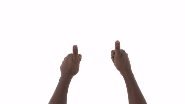 一个非裔美国人竖起大拇指的特写。在白色背景上隔离视频下载