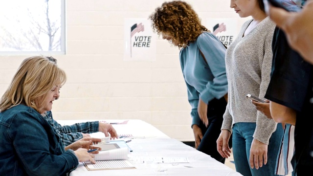 投票站志愿者在选举日帮助选民视频下载