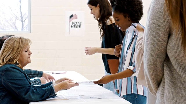 热心的投票站志愿者在选举日帮助选民视频下载