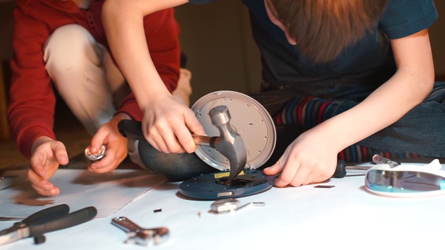 儿童的手修理电器的特写。视频下载