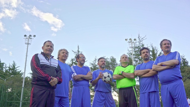 球队技术人员向他的足球队员展示比赛视频下载