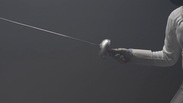 手持式动作的两个击剑运动员在一个黑暗和雾蒙蒙的训练馆训练视频下载