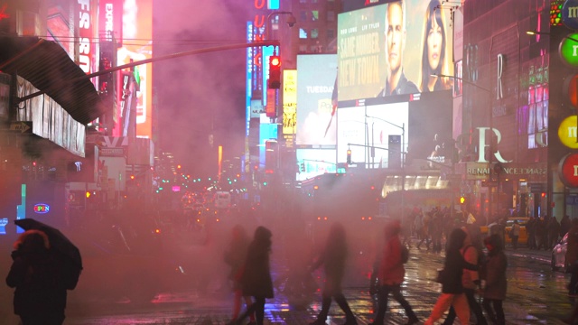2020年1月18日，美国纽约曼哈顿中城时代广场附近的电子广告牌上，在雪夜中，蒸汽上升并漂浮在曼哈顿中城的建筑之间的大街上。视频下载