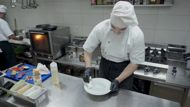 厨师在商业厨房清洗盘子视频下载
