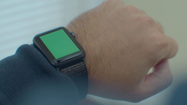 手用智能手表绿屏彩色按键内容触摸显示通讯近距离连接互联网接触时钟电子小玩意接口。视频素材