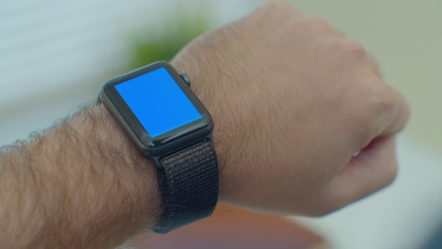 手用智能手表蓝屏彩色按键内容触摸显示通讯密切连接互联网接触时钟电子小玩意接口。视频素材
