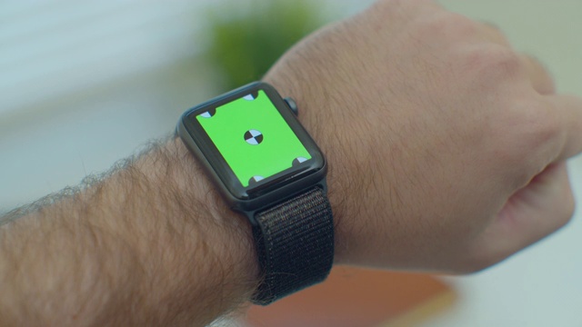 手用智能手表绿屏彩色按键内容触摸显示通讯近距离连接互联网接触时钟电子小玩意接口。视频素材
