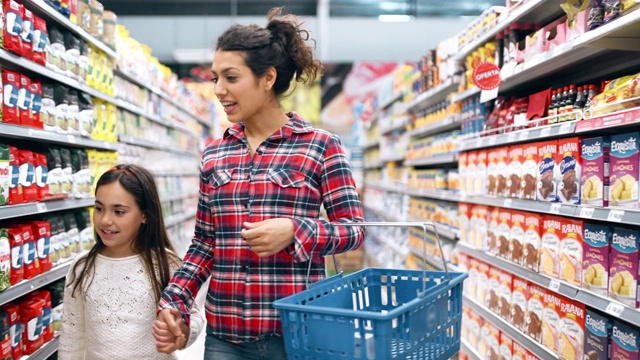 母亲和女儿在超市购物视频下载