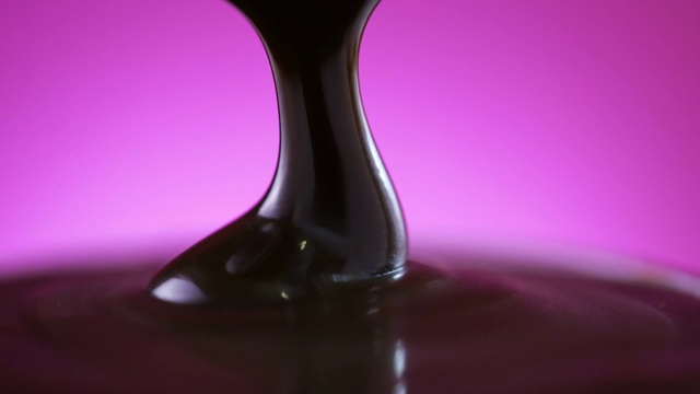 倒入融化的巧克力酱的慢动作视频素材