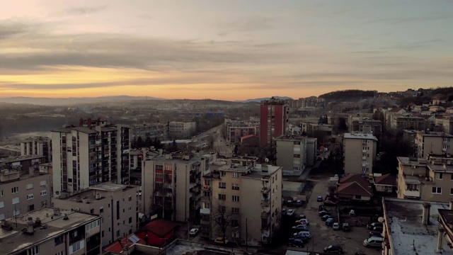 日出在一个小工业城镇视频素材