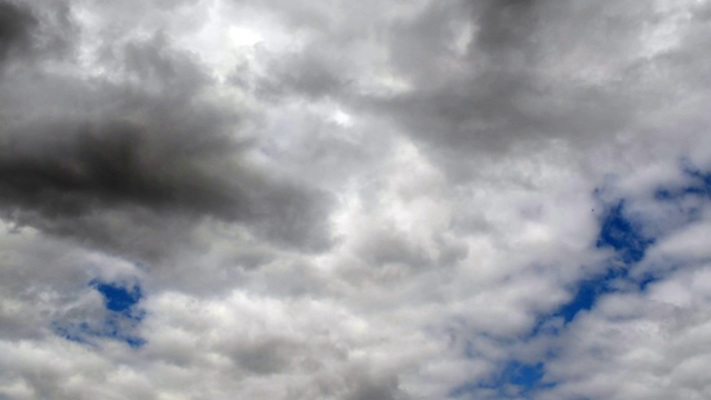 雨前天空乌云密布。时断时续的阴雨天空和浮云。视频素材