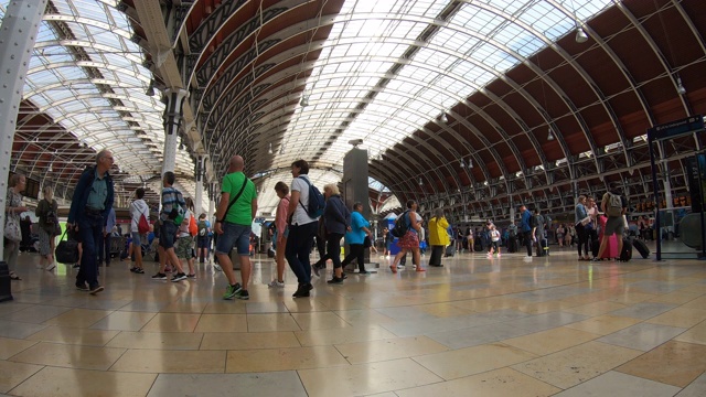 英国伦敦帕丁顿车站拥挤的人群视频下载