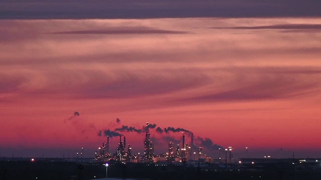 工厂在冬天的早晨日出的太阳。环境污染的概念。工厂烟囱冒出的烟视频素材