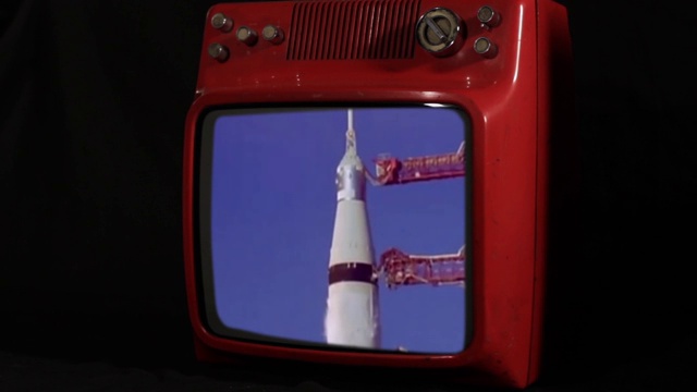 阿波罗11号土星五号火箭在红色复古电视上发射。公共领域。这段视频由美国宇航局提供。视频下载