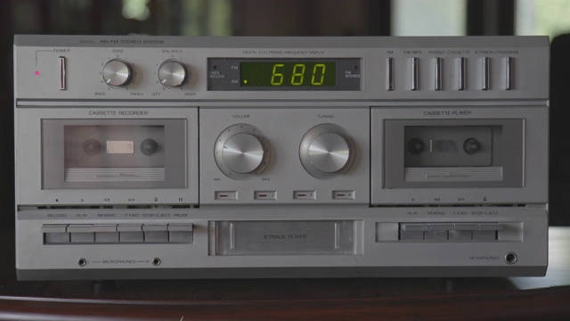 调整AM/FM收音机在复古银色立体声系统视频素材