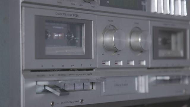 在老式银色音响系统上播放紧凑型磁带视频素材