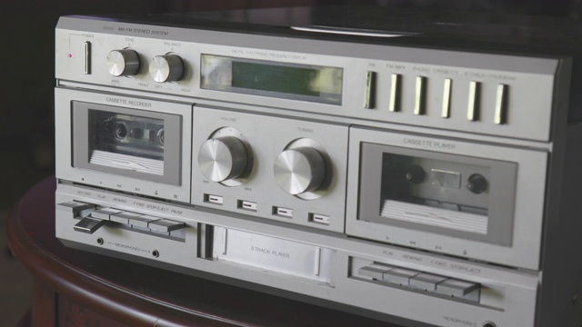 在老式银色音响系统上播放紧凑型磁带视频素材
