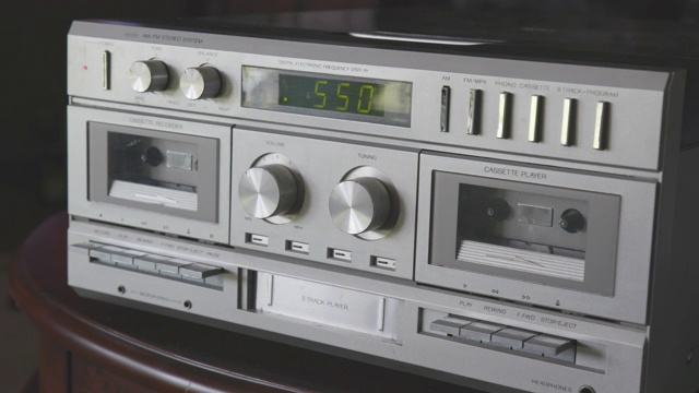 调整AM/FM收音机在复古银色立体声系统视频素材