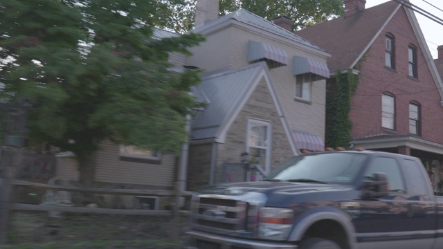 在日落时驾车穿过一个郊区小镇视频素材