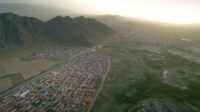 村庄和道路鸟瞰图，新疆，中国。视频下载