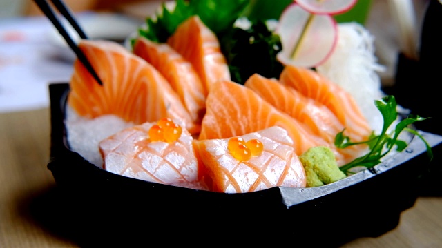 餐厅的三文鱼鱼卵生鱼片，传统日式生鱼片视频素材