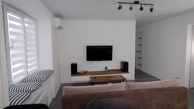 宽敞，明亮的客厅在现代公寓。斯堪的纳维亚风格的纯粹、极简主义住宅。室内设计视频下载