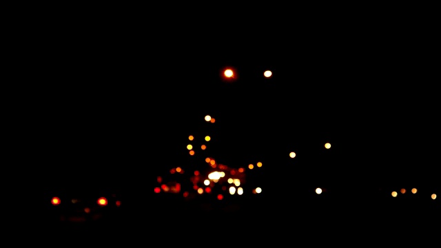 夜间交通背景散焦视频素材