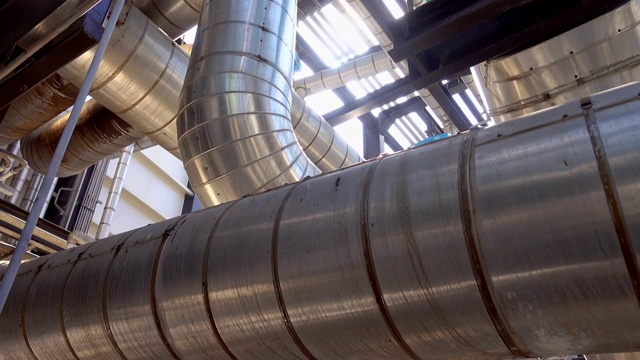 蒸汽金属管道的保温，标签塞和阀门在电厂的平移视图视频下载
