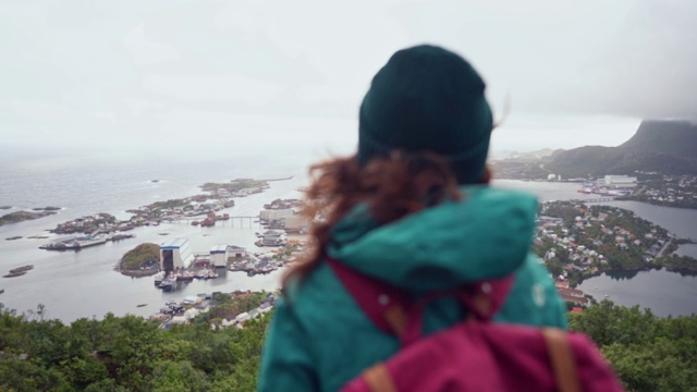 罗浮敦岛莱内布林根山上的女人视频下载