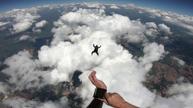 跳伞者带着云从飞机上跳下来视频素材
