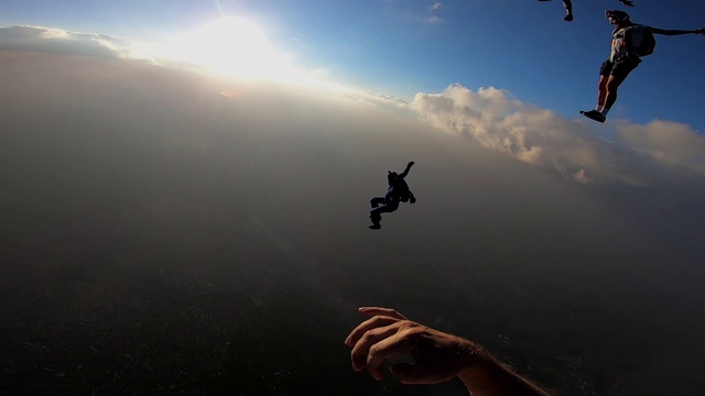 跳伞者在日落时做坐飞姿势视频素材