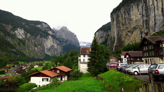 Lauterbrunnen的少女谷。瑞士阿尔卑斯山的艾格尔山村。视频下载