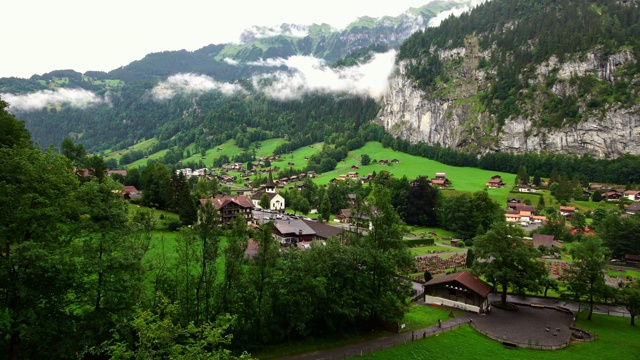 Lauterbrunnen的少女谷。位于瑞士阿尔卑斯山的艾格尔山城。美丽的大自然，瑞士夏季旅游，4k。视频下载