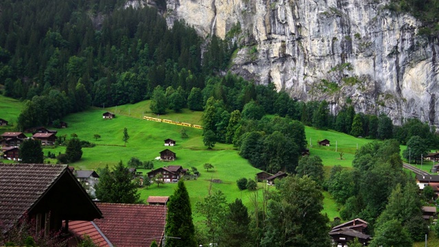 在少女谷，Lauterbrunnen到Kleine Scheidegg的瑞士火车。位于瑞士阿尔卑斯山的艾格尔山城。视频下载
