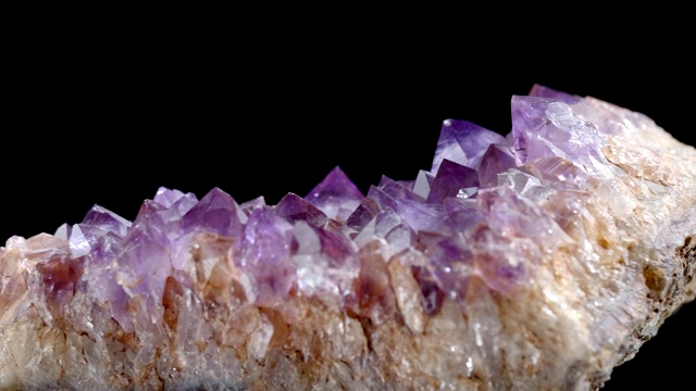 宏观摄影:紫水晶在黑色视频下载