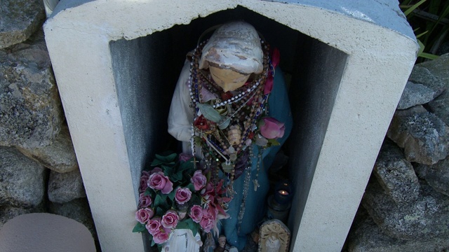 包裹在念珠中的玛利亚雕像视频下载
