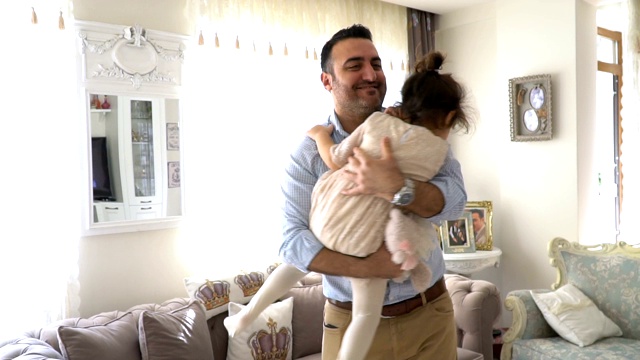 年轻的爸爸和他的女儿在家里跳舞视频下载