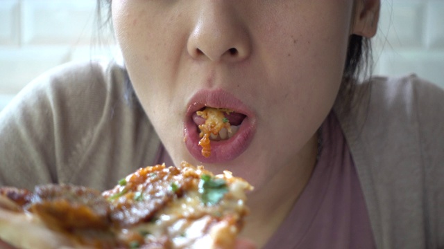 亚洲女人吃披萨视频下载