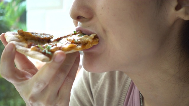 亚洲女人吃披萨视频素材