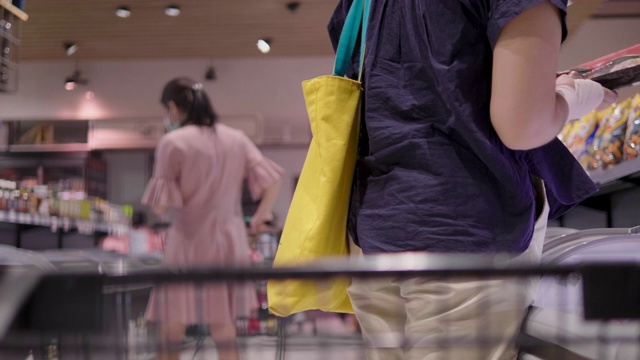 妇女们在节日期间在超市购物。视频素材