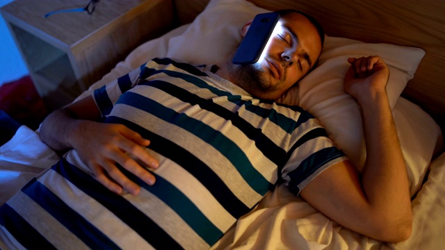 一个脸贴着手机睡着的男人视频下载