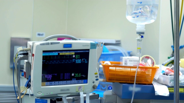 手术室4K心脏监护仪。心电监护仪显示患者的心率背景视频素材