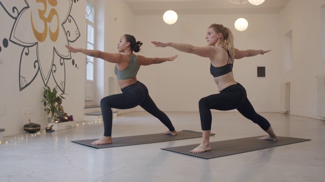 两个女人一起练习瑜伽的慢动作视频视频下载