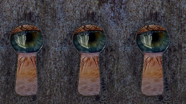 3只眼睛透过3个不同的锁眼视频素材