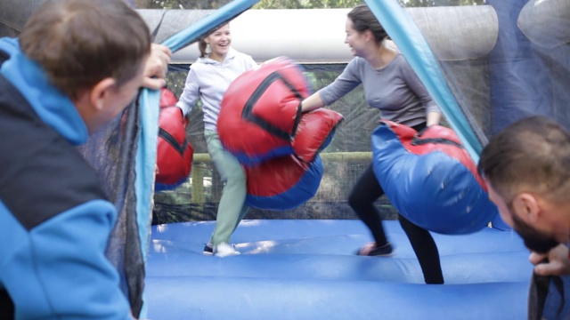 妇女拳击在充气圈在户外游乐场视频素材