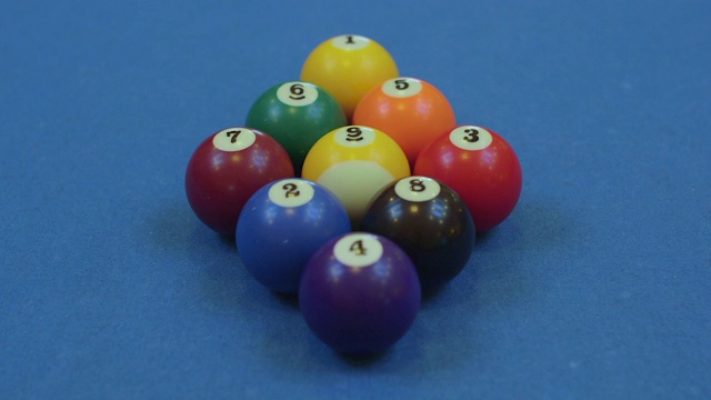 在蓝色台球桌上打破九球形成的台球的男人视频下载